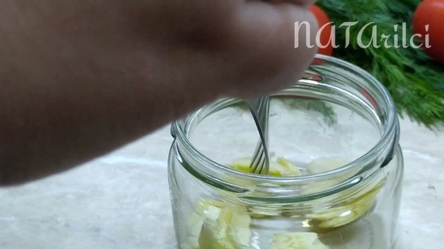 В'ялені помідори з часником та італійськими травами в олії