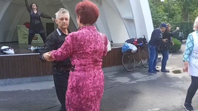 Ты меня свела с ума в эти белые ночи!!!??????Танцы в парке Горького!!!??Харьков??2021 смотреть онлайн