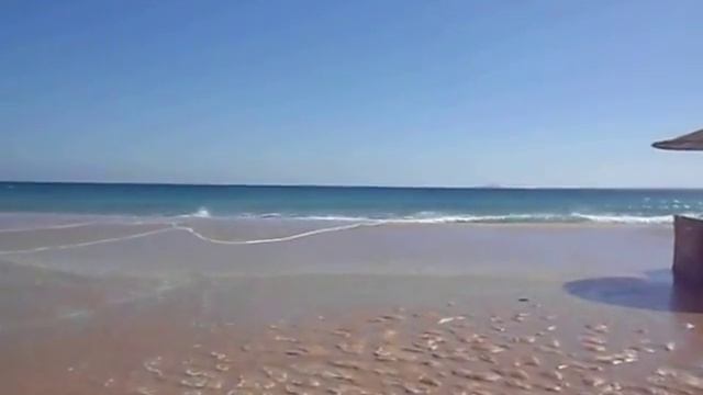 Египет Сафага Safaga. Затопило пляж волнами во время шторма.