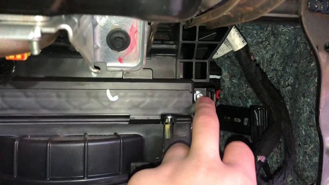 Замена салонного фильтра Ford Fusion USA смотреть онлайн