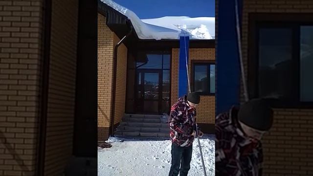 Чистка снега с крыши дома с помощью скребка для крыши с полотном смотреть онлайн