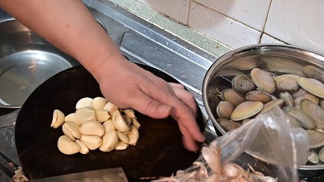 溫故知新系列(多國語言CC字幕/Multi-Lingual)——蒜茸開邊蒸蝦/Garlic Steamed Shrimp/にんにく蒸しエビ/กุ้งนึ่งกระเทียม смотреть онлайн