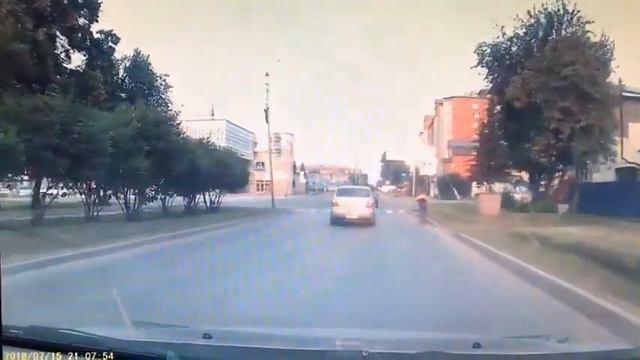 Мальчик на велике нарушает ПДД в Бердске