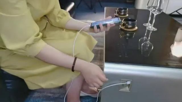 Sisters take you to know a coffee table with Bluetooth speakers and refrigerator смотреть онлайн