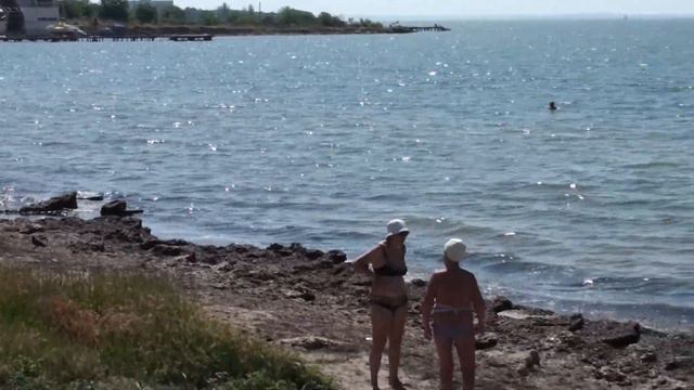 В Керчи купаются стар и млад