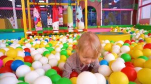 Дети играют на детской площадке