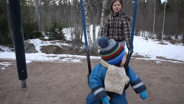 Домик на качелях