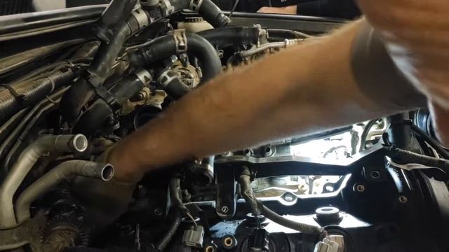 Меняем прокладку и сальники крышки клапанов TLC200 смотреть онлайн