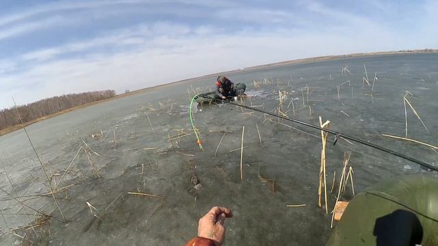Экстремальная рыбалка на карася по самому последнему льду смотреть онлайн