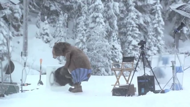 Неожиданное появление медведя на съемках (Кураж-Бамбей) смотреть онлайн