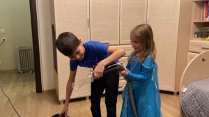 Дети добрались до пылесоса и накормили его. Что из этого вышло.