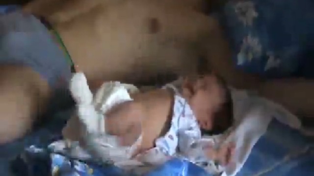 Молодой папаша усыпляет ребенка смотреть онлайн