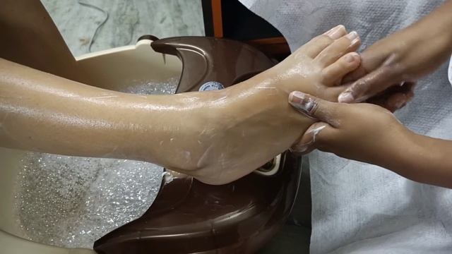 Pedicure At Salon | How To Do Pedicure Step By Step In Hindi | Kiran Bodh
