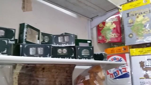 Сувениры трех религий мирно живут на одной полке смотреть онлайн