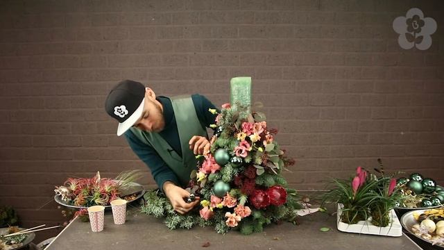 Chunky Jurassic Christmas Tree! by Mike Boerma (Floral Design Demo!) смотреть онлайн