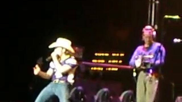 American Saturday night (Brad Paisley) Excel Energy Center смотреть онлайн