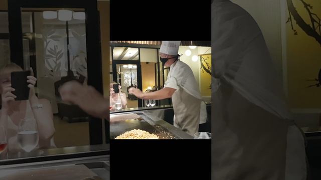 Повар кидается яйцами на Кубе