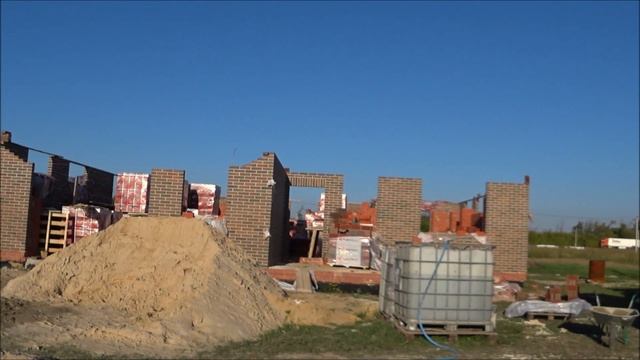 обзор фасада. кирпич браер(кора дуба песок) баварская кладка .