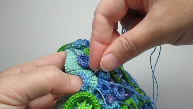 На вязаной крючком сумке "Рыбка" уже почти готовы "чешуйки" с одной стороны смотреть онлайн