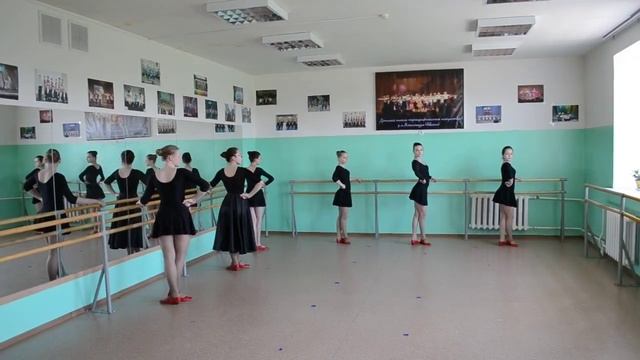 Battement Tandus Battment Jete в характере русского танца