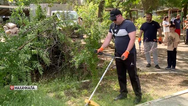 Коллектив Администрации Главы и Правительства Дагестана принял участие в субботнике смотреть онлайн