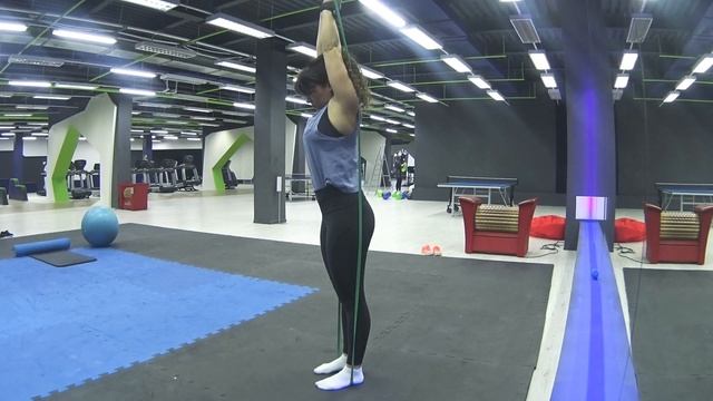 (30) Разгибания рук на трицепс с резиной / Banded overhead triceps extension смотреть онлайн