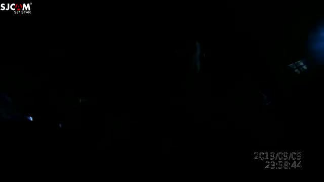 Полиция в Китае подвозит заблудившихся туристов...Шок смотреть онлайн