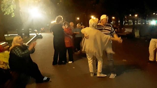 Как здорово ,что все мы здесь сегодня собрались!!!Народные танцы,сад Шевченко,Харьков!!! смотреть онлайн