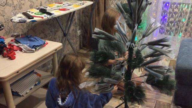 Новая елка/ как мы с девочками елку собирали и наряжали/ влог