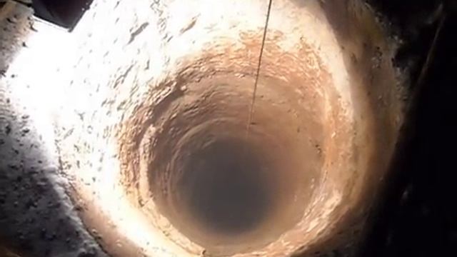 Выемка грунта из шахты колодца в деревне Татищево смотреть онлайн