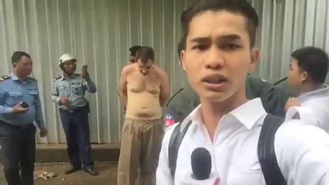 Foreigner beaten up after stealing a dump truck and ploughing into traffic in Phnom Penh, Cambodia. смотреть онлайн