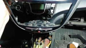 Снятие магнитолы Solaris