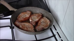 Как приготовить сочные и вкусные стейки из свиной корейки на сковороде.