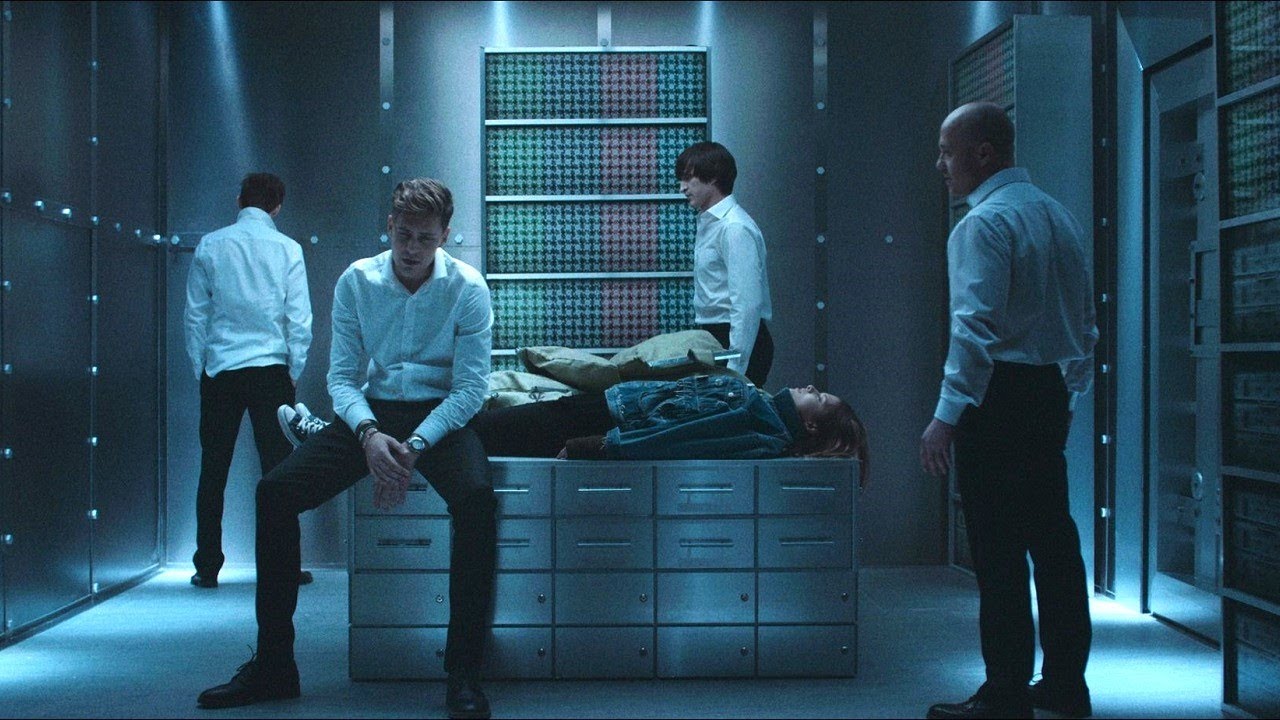 КОМАНДА ЛЮДЕЙ СО СВЕРХСПОСОБНОСТЯМИ РЕШАЕТ ОБЫГРАТЬ КАЗИНО! За гранью реальности! смотреть онлайн