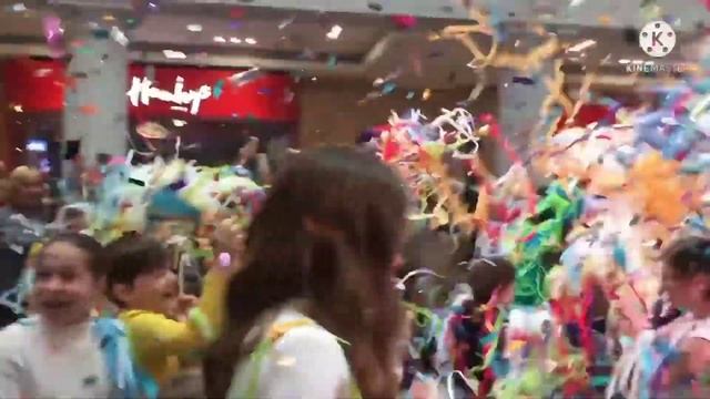 Бумажная дискотека для детей.????Праздник в детском мире.Мне делают грим. смотреть онлайн