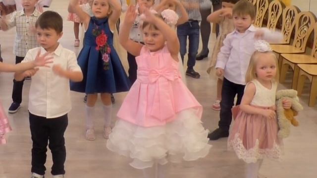 Я рисую солнце клип. Дискотека у Маши в группе на утреннике в честь 8 марта! смотреть онлайн