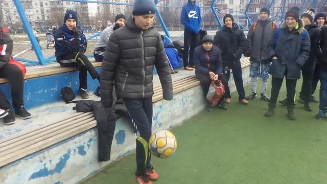 /// Рекорд Киева по набиванию мячом /Это надо видеть /Kyiv record for ball filling/ (2016) смотреть онлайн