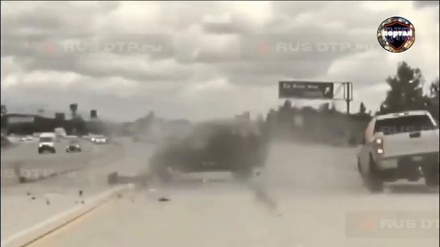 Подбросило на несколько метров: улётная авария на автостраде в США смотреть онлайн