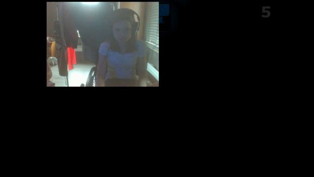 ДЕВУШКА СЛОМАЛА МИКРОФОН|Девушка играет в хорроры смотреть онлайн