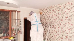 Как подрезать обои под потолок