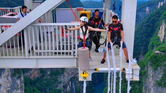 Zhangjiajie Grand Canyon Glass Bridge 260-meter-high bungee jumping process【Curious China】 смотреть онлайн