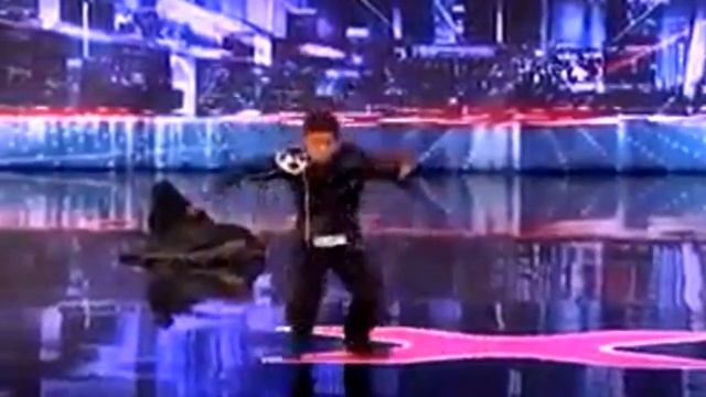 Танец робот, весь зал встал перед ним смотреть онлайн