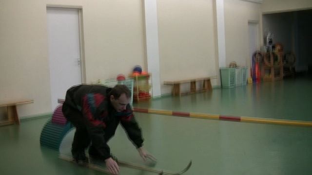 Преодолеваем препятствие на лыжах (переступаем или подлезаем) смотреть онлайн