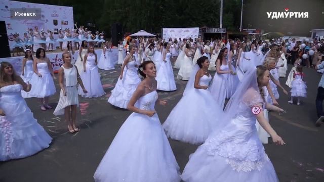 День молодежи в Ижевске. Забег невест смотреть онлайн
