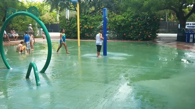 Joseph playing at the water park in Miami Metro Zoo.. смотреть онлайн