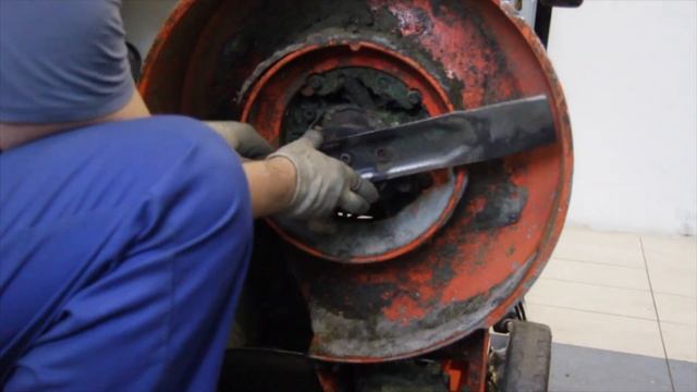 Ремонт газонокосилки "Хускварна". Замена ножа. смотреть онлайн