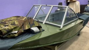 Лодка «Днепр» с ветровым стеклом «Премиум» и окраской в цвет Хаки.