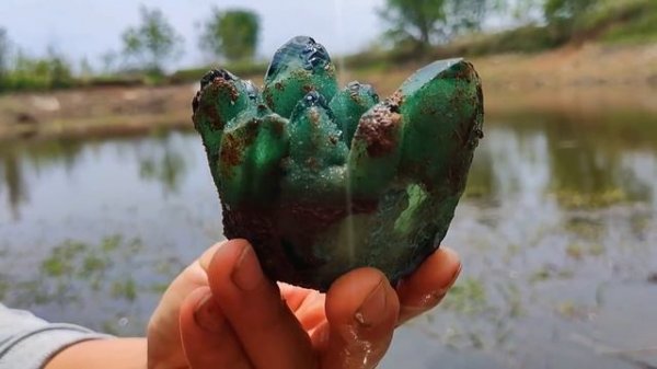 Perfect! I dug a complete green ghost crystal. Diamonds, gold, gemstone