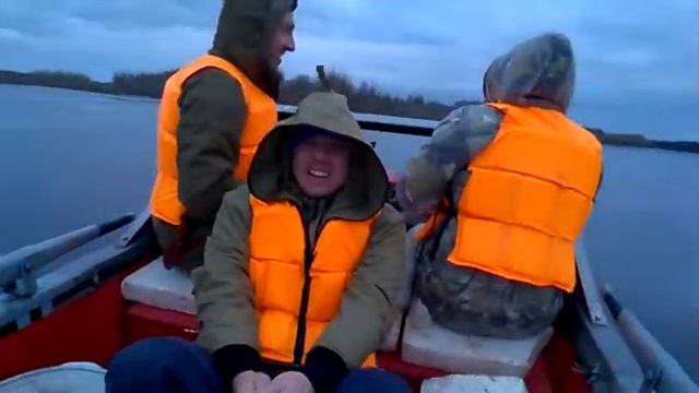 На лодке по протоке Нерасавэй Надыма смотреть онлайн