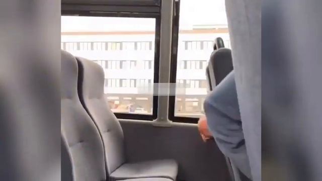 Выкинул курящего деда из автобуса смотреть онлайн